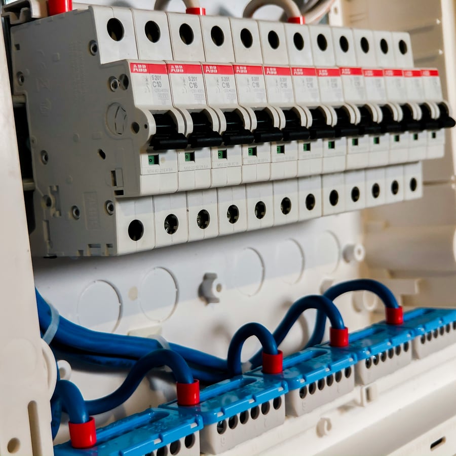 Nahaufnahme eines vom Elektriker sauber verdrahteten Sicherungsverteilers