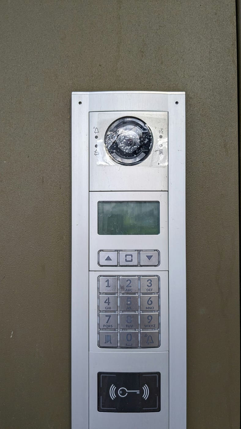 Vom Elektriker installierte Video-Türsprechanlage mit Kamera, Display und Tastenfeld an einer Hauswand