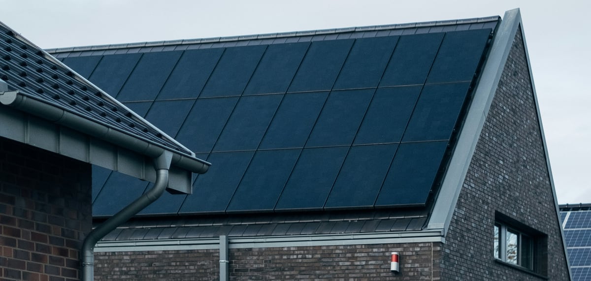 Vom Elektriker angeschlossene Photovoltaikanlage auf dem Satteldach eines Einfamilienhauses